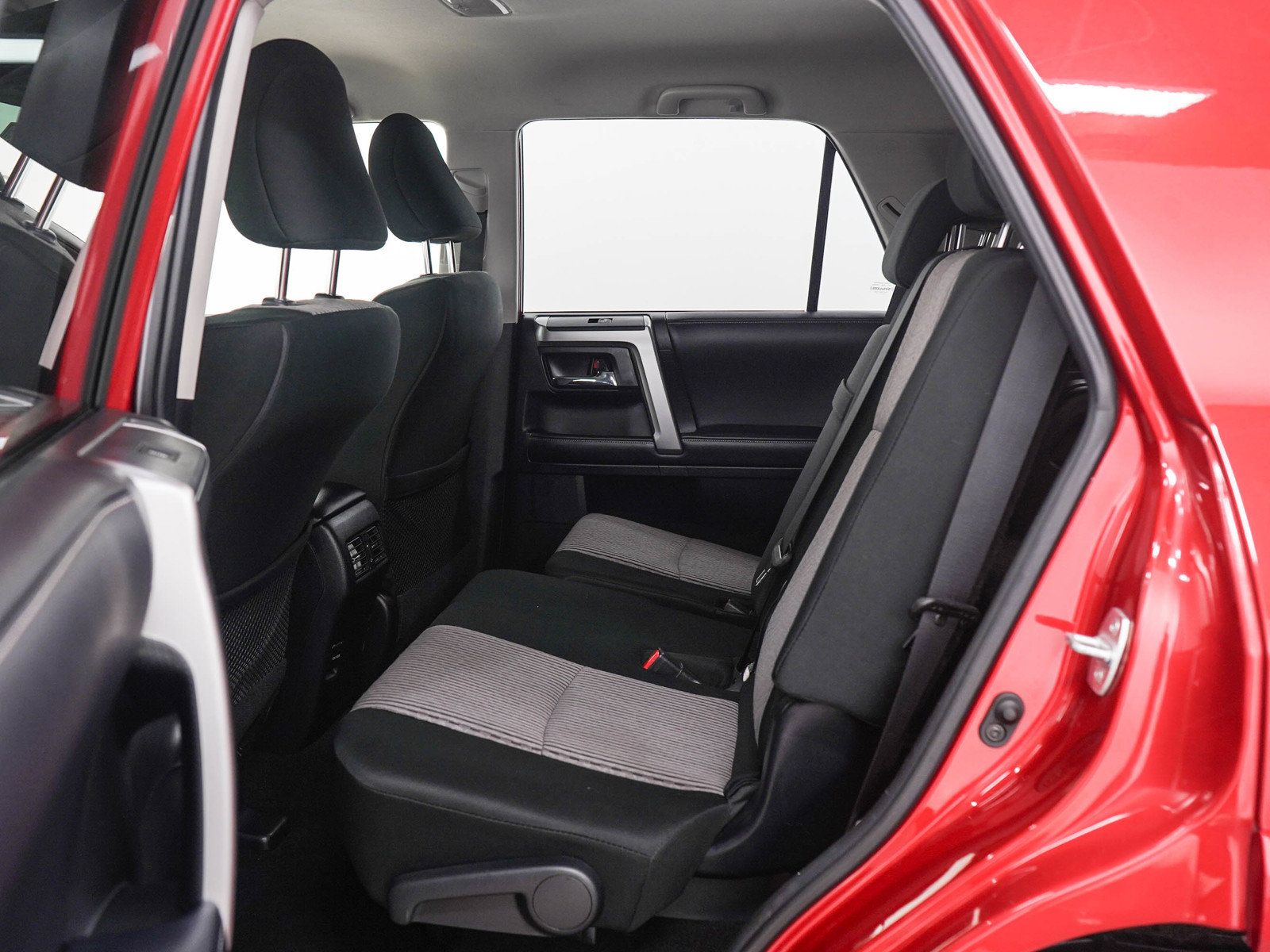 Used 2018 Toyota 4Runner SR5 AWD/4WD image 18