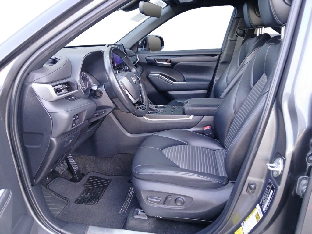 Used 2023 Toyota Highlander XSE FWD image 19
