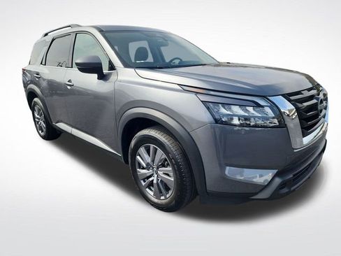 Used 2025 Nissan Pathfinder SV image 7