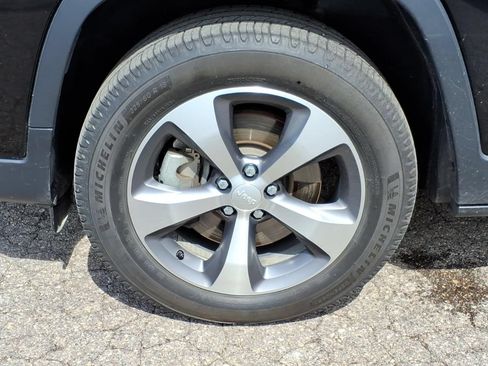 Used 2020 Jeep Cherokee Limited AWD/4WD image 9