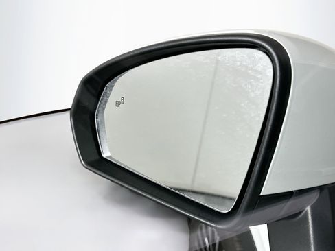 Used 2025 Volkswagen Taos SE image 16