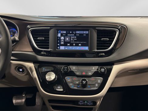 Used 2023 Chrysler Voyager LX FWD image 27