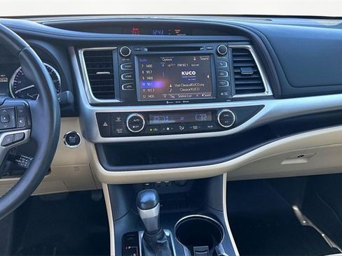 Used 2019 Toyota Highlander XLE image 6