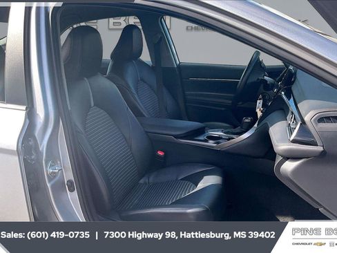 Used 2024 Toyota Camry SE image 6