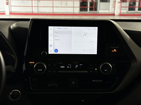 Used 2025 Toyota Highlander XLE FWD image 21
