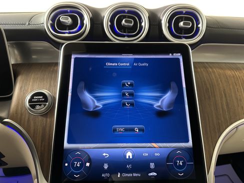 Used 2025 Mercedes-Benz GLC 300 4MATIC image 18