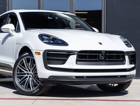 Certified 2026 Porsche Macan AWD/4WD image 9