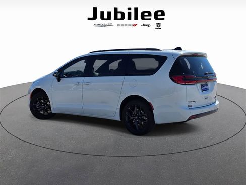 New 2026 Chrysler Pacifica Limited w/ Uconnect Theater Family Group AWD/4WD image 4