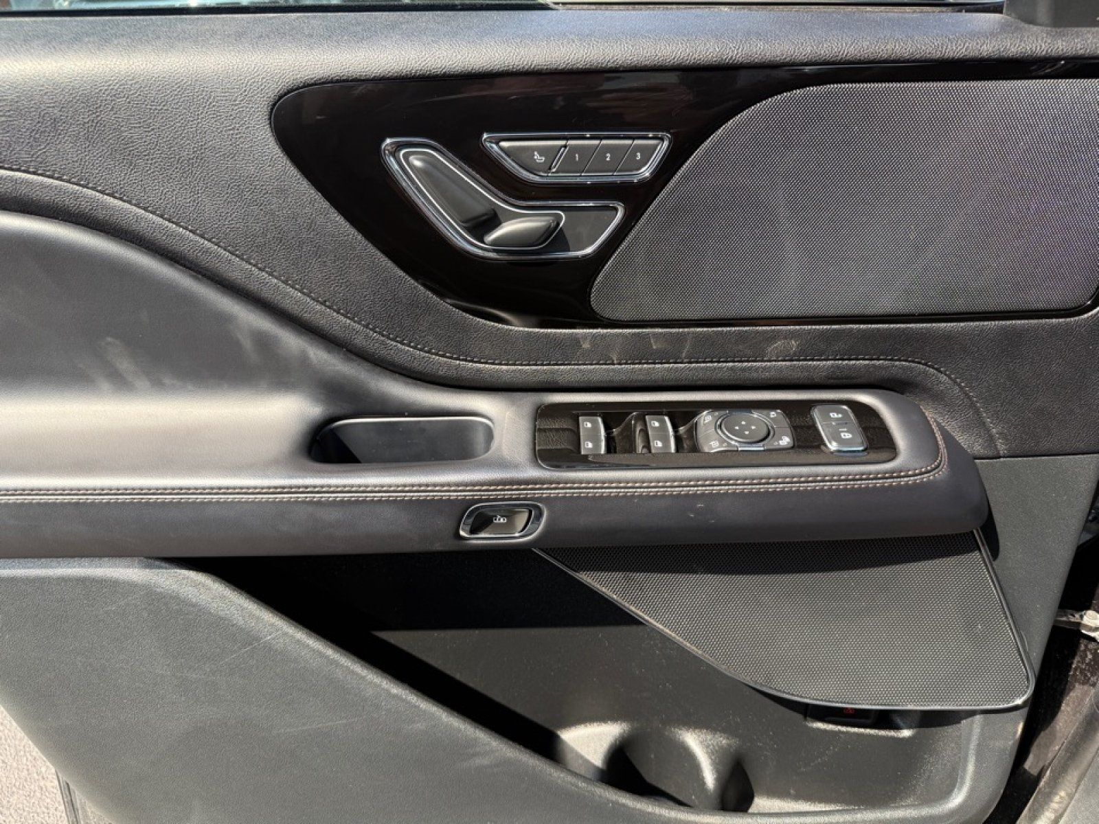 Used 2022 Lincoln Aviator AWD w/ Premium Package image 39