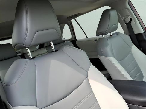 Used 2020 Toyota RAV4 XLE Premium image 18