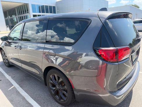 Used 2019 Chrysler Pacifica Touring Plus w/ S Appearance Package FWD image 2