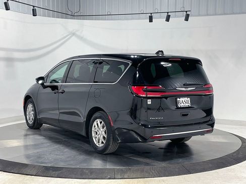 Used 2025 Chrysler Pacifica Select FWD image 14
