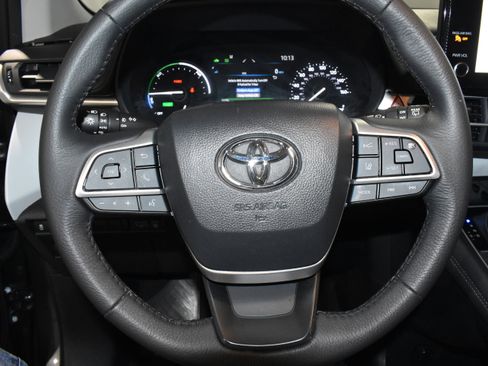 Used 2025 Toyota Sienna XLE FWD image 12