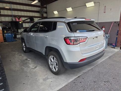 Used 2024 Jeep Compass Latitude AWD/4WD image 5