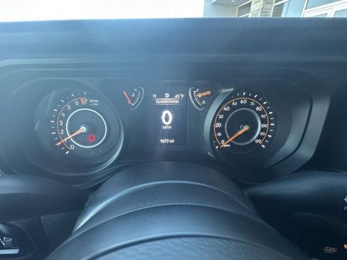 Used 2025 Jeep Gladiator Sport image 14