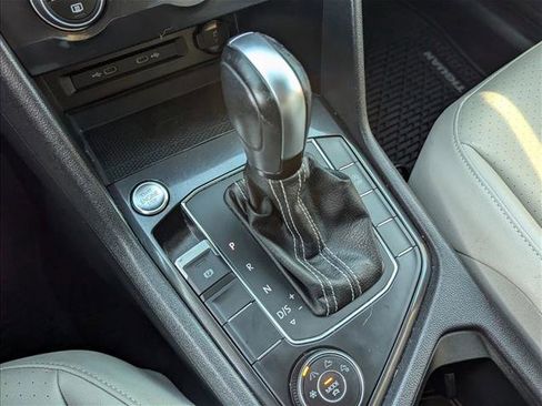 Used 2021 Volkswagen Tiguan SE image 12