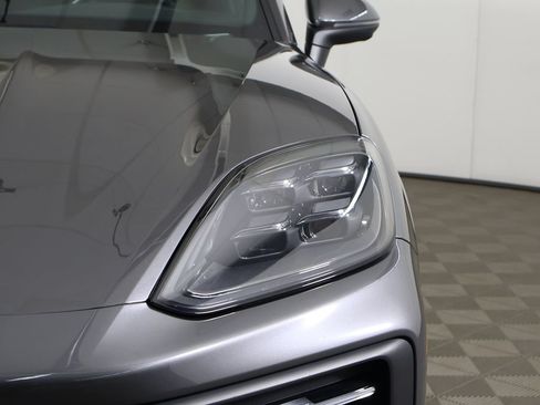 Used 2024 Porsche Cayenne AWD/4WD image 17