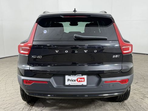 Used 2024 Volvo XC40 B5 Plus image 6