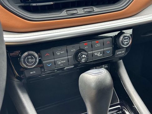 Certified 2025 Jeep Compass Limited w/ Elite Group AWD/4WD image 28
