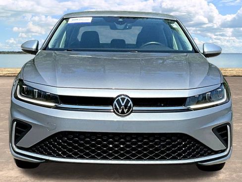 Used 2025 Volkswagen Jetta SE FWD image 2