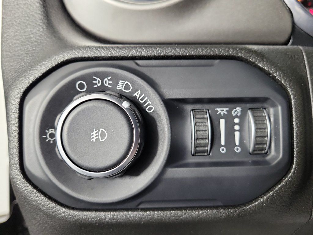 Used 2018 Jeep Wrangler Unlimited Sahara AWD/4WD image 29