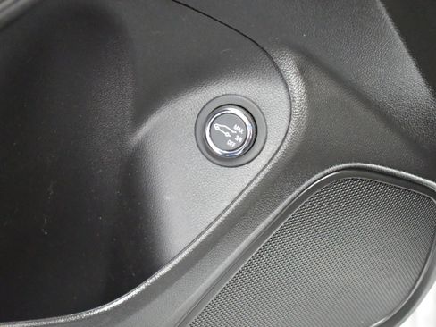 Used 2022 Buick Encore GX Select w/ Sport Touring Package FWD image 19