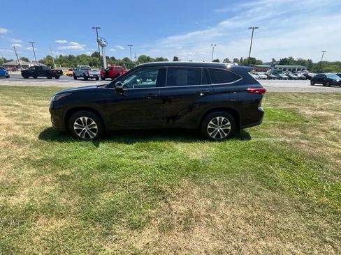 Used 2022 Toyota Highlander XLE AWD/4WD image 7