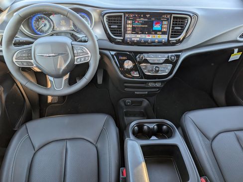 Used 2025 Chrysler Voyager LX image 9