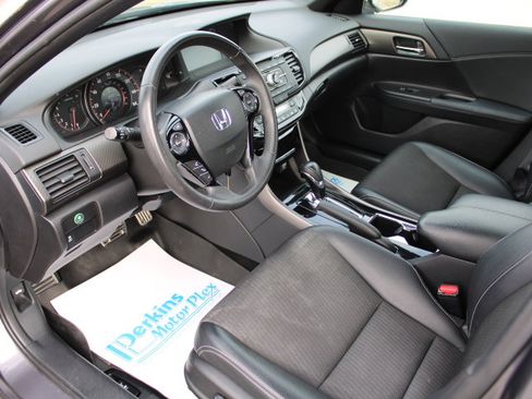 Used 2017 Honda Accord Sport image 18