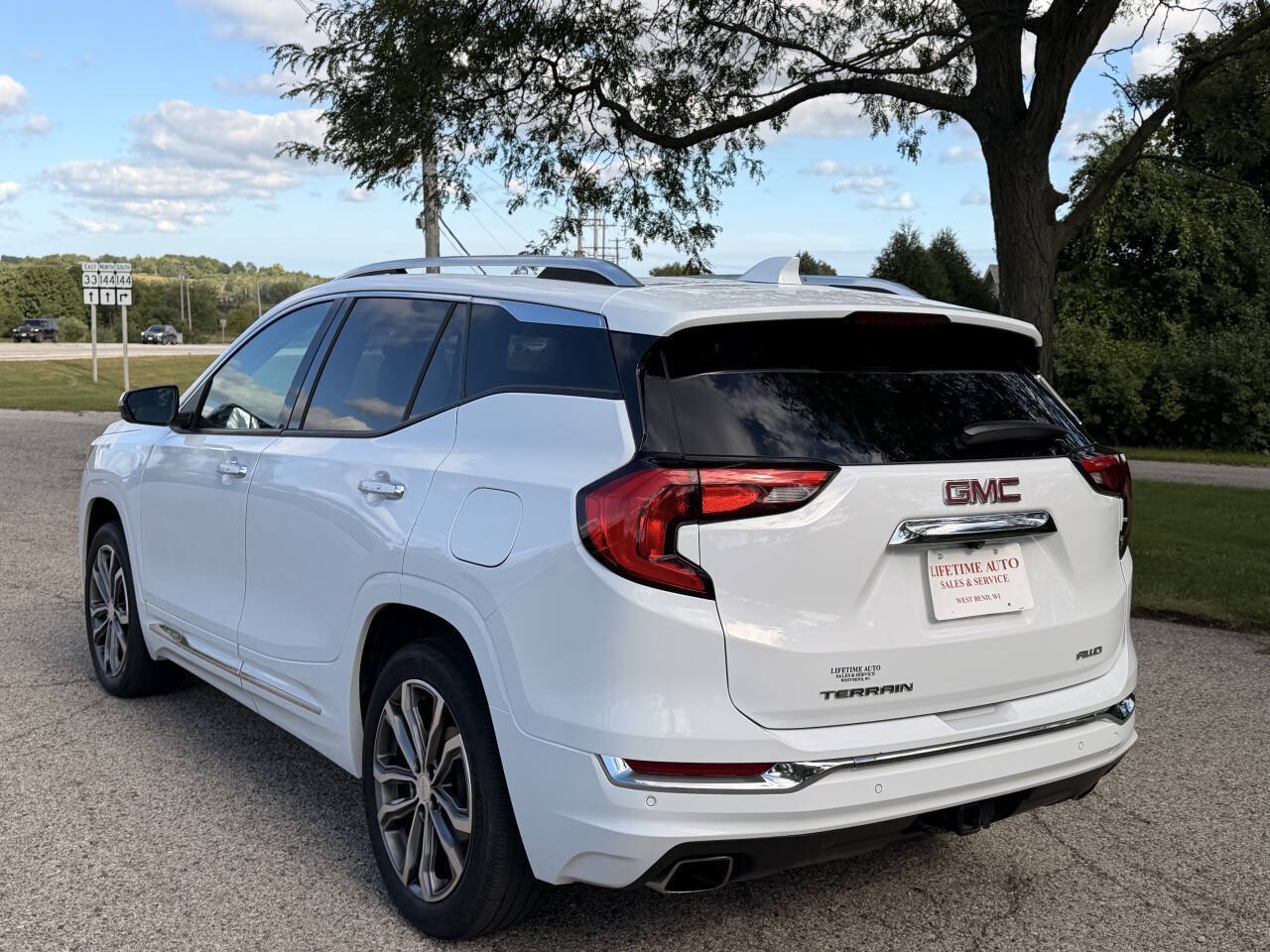 Used 2019 GMC Terrain Denali w/ Advanced Safety Package AWD/4WD image 3