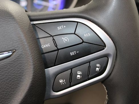Used 2023 Chrysler Pacifica Touring-L FWD image 28