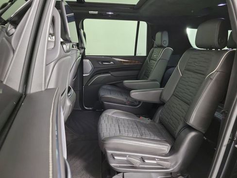 Used 2024 Cadillac Escalade ESV Premium Luxury Platinum AWD/4WD image 12