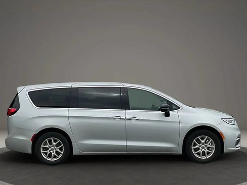 Used 2024 Chrysler Pacifica Touring-L FWD image 6