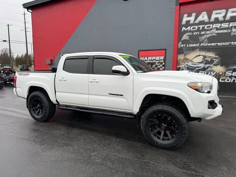 Used 2018 Toyota Tacoma TRD Sport image 3