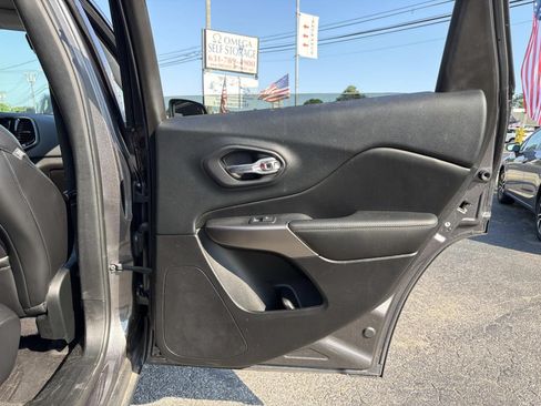 Used 2019 Jeep Cherokee Limited AWD/4WD image 17