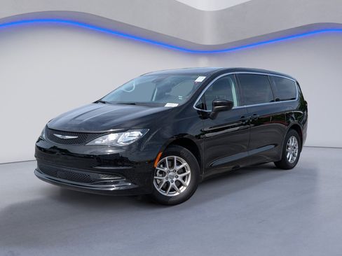 Used 2024 Chrysler Voyager LX FWD image 2