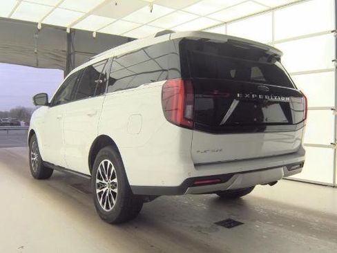 Used 2025 Ford Expedition Platinum AWD/4WD image 3