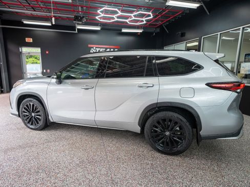 Used 2024 Toyota Highlander XSE AWD/4WD image 2