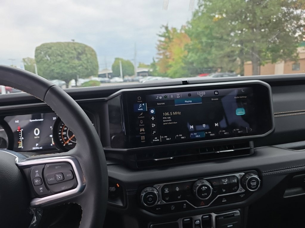 Used 2024 Jeep Wrangler Unlimited Sahara AWD/4WD image 18