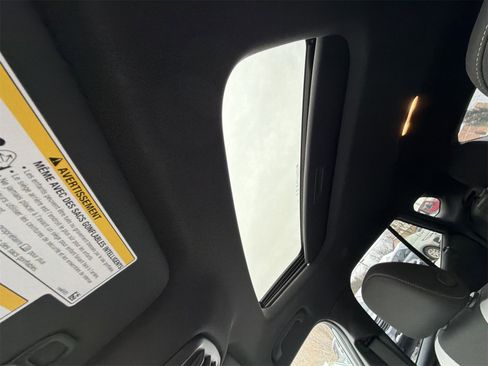 Used 2025 Chevrolet Trax RS w/ Sunroof Package image 18