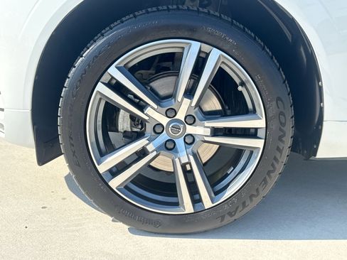 Used 2021 Volvo XC60 T5 Momentum w/ Premium Package FWD image 12