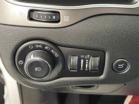 Used 2019 Jeep Cherokee Latitude Plus w/ Comfort/Convenience Group image 16