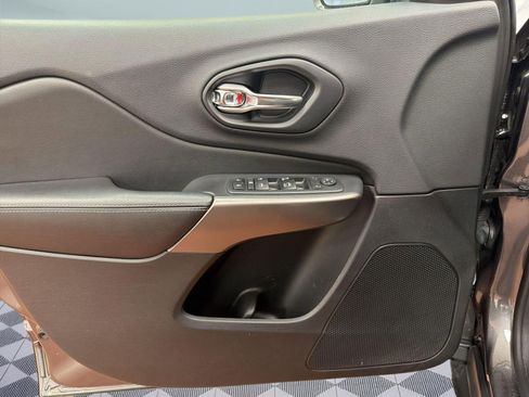 Used 2019 Jeep Cherokee Latitude Plus image 13