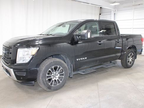 Used 2022 Nissan Titan SV w/ SV Convenience Package image 4