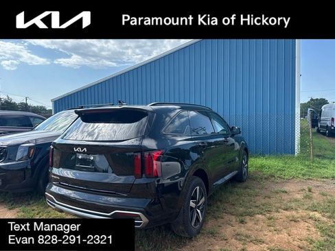 Used 2023 Kia Sorento S w/ Panoramic Sunroof Package FWD image 3