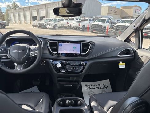 New 2026 Chrysler Pacifica Select image 14