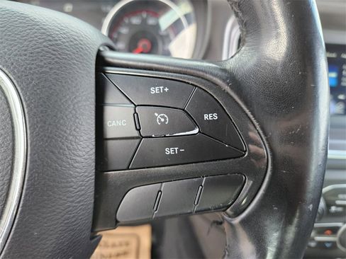 Used 2019 Dodge Charger SXT image 25