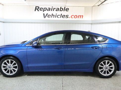 Used 2017 Ford Fusion SE w/ Fusion SE Technology Package FWD image 1