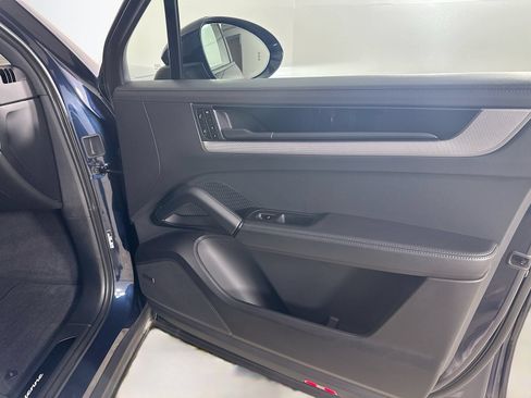 Used 2025 Porsche Cayenne E-Hybrid AWD/4WD image 45