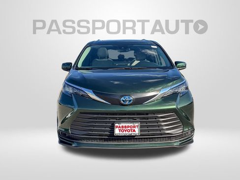 Certified 2025 Toyota Sienna LE image 12